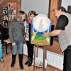 Erklärung für kleine Besucher: Schatten- und Puppenspieler Kolja Liebscher in seinem Element. Fotos: Rita Gress