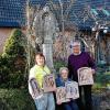 Die Bildtafeln, die Otmar Kleindienst erstellt hat, sind immer noch vorhanden. Seine Frau Karola Kleindienst und Tochter Barbara werden am Karfreitag in Frickenhausen dabei sein, denn Otmar Kleindienst hat den Kreuzweg gestaltet. Nachbar Klaus Schmalzl steht jederzeit zur Verfügung, um theologische Fragen zu den Stationen erklären.