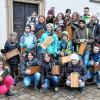 (rwe)   Kurz vor Mittag trafen 21 Kinder ein, um mit ihrer Leier durch den Ort zu gehen und als Ersatz für die Glocken die Menschen zum Kirchgang zu rufen. Nachdem am Treffpunkt vor der Kirche alle auf einer Liste erfasst waren, ging es in die Straßen des Ortes. In Gruppen gingen die Kinder unter lautem Geleiere jeweils rund hundert Meter, um ihren mittäglichen Spruch „Wir leiern den englischen Gruß. Gegrüßt seist du, gegrüßt seist du, gegrüßt seist du Maria“ mit lauter Stimme zu verkünden. Am Samstag werden die Kinder dann von Haus zu Haus gehen um für ihr Tun um eine Gabe zu bitten. Was in der Vergangenheit immer sehr großzügig von den Untereisenheimern gegeben wurde.