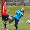 Langes Bein, Foul, Elfmeter: Die Sander U-15-Torfrau Julia Funck legt FTS-Stürmer Pascal Geißinger. Am Ende freuten sich die Schweinfurter über einen 2:1-Sieg.