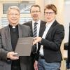 Zum Abschluss der Archivierung von Unterlagen aus dem Priesterseminar kamen die Beteiligten zur Übergabe des Findbuchs zusammen: (von links) Kunsthistorikerin Johanna Konrad-Brey, Regens Herbert Baumann, Professor Johannes Merz, Abteilungsleiterin Katrin Schwarz und Willibald Zeiß, Geschäftsführer des Priesterseminars.