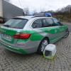 Eine Streife der Autobahnpolizei Werneck half beim Bergen der Katze in Theres. Eine Streife der Autobahnpolizei Werneck half beim Bergen der Katze in Theres.