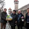 (ewie)   Über viele Jahre hinweg hat das Ehepaar Münch (Mitte) als Gästeführer unzähligen Besuchern das historische Städtchen Ostheim näher gebracht und sich in besonderem Maße um den Luftkurort verdient gemacht. Dafür gebührte den Eheleuten, die ihr Amt offiziell beendet haben, in einer kleinen Feierstunde in der Tourist-Info Dank. Eberhard Münch hatte im Jahr 2003 begonnen, Besuchergruppen zu den Ostheimer Sehenswürdigkeiten zu führen, seine Frau Mechthild stieg ein Jahr später ein. Die beiden, die sich ihrer Aufgabe mit Herzblut gewidmet haben, waren ein gutes Team und haben sich – wie so oft in ihrem Leben – dabei wunderbar ergänzt, so Eberhard Münch. Mechthild Münch merkte an, dass sie enorm vom Geschichts- und Theologie-Wissen ihres Mannes profitiert habe, war doch der Forscherdrang des pensionierten Pfarrers vor allem von der Kirche St. Michael geweckt, mit deren Bildprogramm und seiner Bedeutung er sich im Besonderen beschäftigte. Mechthild Münch liebte es vor allem, Kindern die alten Gemäuer Ostheims näherzubringen. Beide haben ihre Arbeit sehr gerne gemacht, wie sie bekundeten, wollen aus gesundheitlichen Gründen aber nun kürzer treten. Die Leiterin der Tourist-Info, Juliane Seibert (rechts), und Peter Schmidt (links), der Vorsitzende des Fremdenverkehrsvereins, sprachen für den jahrelangen verlässlichen Einsatz ihren Dank aus und überreichten einen Präsentkorb. „Auf die Eheleute Münch war immer Verlass, sie waren stets zur Stelle, wenn sie gebraucht wurden“, lobte Seibert und freute sich darüber, dass die Münchs bei Fragen gerne weiter mit ihrem Rat zur Verfügung stehen wollen.