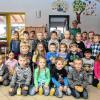 (rt)   Wie werden Nudeln gemacht? Diese Frage beschäftige die Kindergartenkinder von Kleinlangheim. Um die Frage zu beantworten, kam Erna Hörner vom Bauernhof der Familie Hörner vorbei und führte ihre Nudelmaschine vor. Die Kinder waren begeistert – und schon purzelten Schneckennudeln aus der Maschine. Zur Erinnerung bekamen die Kleinen jeweils ein Päckchen Nudeln geschenkt, so die Mitteilung des Kindergartens.