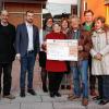 Einen Scheck über 1500 Euro gab es für die Schonunger Bürgerstiftung. Im Bild (von links) die Stiftungsvertreter Thomas Rösch, Bürgermeister Stefan Rottmann, Kämmerin Andrea Pfrang, Spenderin Ingrid Hubert, Hanne Güthlein, Spender Theo Hubert, Thomas Horling und Elisabeth Weger.
