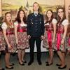 Sie repräsentieren die Freiwillige Feuerwehr Oberleinach im Jahr ihres 130-jährigen Bestehens: Die Ehrendamen (von links) Maria Anetzberger, Sophie Staus, Luisa Klüpfel, Mona Küffner, Eva Müller und Jacqueline Roth mit (Bildmitte) Ehrendamenführer Johannes Müller.