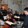 Dekanatskantor Matthias Göttemann beim Leiten des Orchesters.