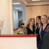 Dr. Elke Hildebrand (rechts) mit drei ihrer Mitarbeiterinnen – von links: Eileen Schuhmann, Selina Roos und Anja Kempf – am Empfang der neuen Praxis an der Ottenhofstraße 21.