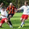 Die Rechtenbacher Marcel Herteux (links) und Manuel Staub (rechts) können Ruppershüttens Thomas Spahn bei dessen Treffer zum 0:2 nicht stoppen.