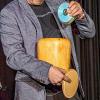 Was nimmt man aus der Schweiz mit nach Deutschland? Wolfgang Weigand macht es vor in der Disharmonie: Steuer-CDs!