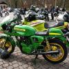 Sicherheitshalber führt diese im Landmaschinen-Outlook lackierte Ducati den Gabelringschlüssel an der Vorderradgabel mit.