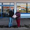 (mek)   Alexander Terjung (links) hat im ehemaligen Lidl-Gebäude im Industriegebiet von Gochsheim eine Filiale der „Freizeitwelt“ eröffnet. Hier gibt es eine große Auswahl an Garten- und Loungemöbeln sowie Grills und Grillzubehör. Kunden können in dem Geschäft auch Gasflaschen befüllen lassen. Bürgermeisterin Helga Fleischer gratulierte zur Geschäftseröffnung.