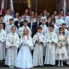 (bk)  „Mit Jesus in einem Boot“ – unter diesem Motto feierten in der Tauberbischofsheimer Stadtkirche St. Martin 19 Kinder ihre Erstkommunion. Pfarrer Gerhard Hauk ging im Predigtgespräch darauf ein, dass die Kinder auf dem Erstkommunionweg sicher Jesus besser kennenlernen wollten. Man habe bei der Erstkommunionvorbereitung gelernt: „Er ist mit uns im Boot des Lebens“. Und diese Gewissheit habe jeder Mensch: niemand ist alleine, Jesus ist bei uns. Der Gottesdienst war von den Kommunionkindern aus St. Martin und St. Jakobus Dienstadt mitgestaltet worden, musikalisch begleitet durch die „Band ohne Namen“ unter Leitung von Martina Wamser und Michael Meuser an der Orgel. Zuvor zogen die Kinder mit ihren Eltern, Paten und Familienangehörigen in feierlicher Prozession von der Liobakirche zur Stadtkirche.