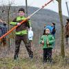 Tizian Keil, Konstantin und Maximilian Falk lernen früh, wie Obstbäume gepflegt werden. Viel gelernt haben auch die Mitglieder des Kreisverbandes für Gartenbau und Landespflege Kitzingen beim Streuobstkurs in Hüttenheim.