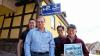 Die „Krone“ ist jetzt als Dorfgasthaus in Sulzdorf für jedermann geöffnet. Der „Verein zur Wahrung der Wirtshauskultur in Sulzdorf“ und Bürgermeisterin Angelika Götz machen es möglich. Im Bild (von links) Schriftführer Thorsten Schad, Bernhard Schubert, Angelika Götz und Wirt Christos Pavlidis.FOTO: Gerhard Fischer