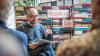 Marin Menner liest in der „Reader's Corner“.