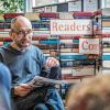 Marin Menner liest in der „Reader's Corner“.