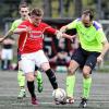 (sgs)   Der SV Oberdürrbach, Spitzenreiter der Fußball-A-Klasse 6, hat mit dem 3:2-Heimsieg über die SpVgg Leinach einen wichtigen Schritt in Richtung Meisterschaft und dem damit verbundenen Aufstieg in die Kreisklasse gemacht. Die Oberdürrbacher mussten allerdings mächtig kämpfen, ehe der knappe Erfolg gegen die Spielvereinigung aus Leinach unter Dach und Fach war. In dieser Szene versucht sich Oberdürrbachs Dominik Konrad (Mitte) gleich gegen zwei Leinacher (links Bastian Konrad, rechts Sebastian Öhrlein). Weitere Bilder gibt es unter www.mainpost.de/sport/wuerzburg