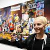 (dpa/lsw)   Erstmals in Deutschland zeigt das Kunstmuseum Stuttgart einen retrospektive Ausstellung zur Arbeit der südafrikanischen Video- und Fotokünstlerin Candice Breitz (44). Auf 111 Bildschirmen und in 15 oft raumfüllenden Installationen zeichnet sie unter dem Titel „Ponderosa“ die Entwicklung des Schaffens der Wahlberlinerin von den 90er-Jahren bis heute nach. Ihr Thema ist der Einfluss populärer Massenkultur auf die Identitätsbildung des Einzelnen. In Montagen setzt sie Sequenzen aus Musikvideos, Fernsehserien und Kinofilmen neu zusammen – und kombiniert sie mit eigenem Filmmaterial. Die Ausstellung wird am Freitagabend eröffnet und läuft bis zum 28. August. Für die „Babel Series“ etwa hat sie sieben Monitore im Raum verteilt. Dort flimmern kurze Loops bekannter Musikvideos. Breitz zerlegt die Stimmen etwa von Freddie Mercury oder Grace Jones in Fragmente und fügt sie neu zusammen. Fünf riesige Gruppenfotos von Fans der Bands Abba oder Grateful Dead (Bild) stehen für den fließenden Übergang unkritischer Identifikation mit Idolen und kreativer Selbstdarstellung der Fans. Für die Arbeit „Mother + Father“ hat Breitz Filmszenen etwa mit Julia Roberts, Susan Sarandon oder Dustin Hoffman aus dem Hollywood-Kontext herausgelöst und neu zusammengestellt. Durch den Schnitt ergeben sich Monologe über Mutterschaft auf der einen Seite und väterlichen Kontrollverlust auf der anderen. Es gehe ihr darum, zu beschreiben, „wie wir wurden, wer wir sind“, so Breitz. Der Titel „Ponderosa“ verweist auf die fiktive Ranch in der TV-Serie „Bonanza“ der 1960er. Für Breitz war die Reihe die erste Begegnung mit Utopien, wie sie sagte. Der nostalgische Ort steht als Metapher für unerfüllbare Versprechen – „für die schöne, heile Welt“, wie Kunstmuseums-Chefin Ulrike Groos sagte.