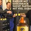 (nrg)   Es gibt Neuigkeiten aus der Martinsbräu: Die Marktheidenfelder Familienbrauerei hat ihr bisheriges 0,33-Liter-Gebinde, die grüne Longneck-Flasche, durch die kleine braune 0,33-Liter-Steinie-Flasche ersetzt. Laut einer Pressemitteilung des Unternehmens ist die neue Flasche in der Region ein Alleinstellungsmerkmal. Gleichzeitig werde die Qualität der Biere noch mehr geschützt, denn durch den Wechsel auf die braune Flasche könne ein eventuell auftretender „Fehlgeschmack“, der bei grünen Flaschen durch den Lichteinfluss entstehen kann, verhindert werden. Das „Skt. Martinus Pilsner“ wurde bereits im Januar auf die Steinie-Flasche umgestellt. Zum Frühling erweitert die Brauerei ihre Produktpalette um das „Skt. Martinus Radler naturtrüb“, das auch in der 0,33-Liter-Steinie-Flasche geliefert wird. Abfüller der Steinie-Flaschen ist die Brauerei Rittmayer (Hallerndorf). Im Bild: (von links) Braumeister Veit Handel, Brauer Helmut Eschenbach und Azubi Lukas Schäfer.
