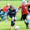 Einen Tick schneller: Albertshausens Spielführerin Laura Hauck (links) umspielt Tamara Kast von den Sportfreunden Herbstadt.