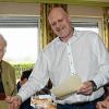 50 Jahre Mitglied in der Fluggruppe Hettstadt: Dem Ehrenvorsitzenden Theo Rack (links) gratulieren Vorsitzender Michael Schärfenacker und der dritte Vorsitzende Hakim Bouterfa (rechts).