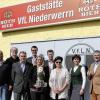 (ue)   „Viel Erfolg, gute Geschäfte und a gut's Essen“: Diesen Wunsch gab Wolfgang Eller, als Vorstandsmitglied zuständig für die Geschäftsbetriebe des VfL Niederwerrn, dem „Neuen“ mit auf den Weg. Michael Winkler hat das Sportheim an der Jahnstraße übernommen, zusammen mit Ehefrau Bianca. Der aus Bad Homburg stammende Koch, wohnhaft in Obertheres, ist gastronomisch alles andere als ein unbeschriebenes Blatt. Der Sportheimwirt bringt reichlich Erfahrungen vom TSV Grafenrheinfeld und Röthlein, aber auch vom Haßfurter Ratskeller oder dem Fränkischen Hof in Hofheim mit. „Ganz besonders freut mich, dass wieder fränkische Kost serviert wird“, lobte Bürgermeisterin Bettina Bärmann zum Einstand, auf den Tisch soll tatsächlich vor allem einheimische Küche kommen. Geöffnet hat das Sportheim wie gewohnt täglich ab 17 Uhr, Montag ist Ruhetag, außer an Feiertagen, dann wird der Ruhetag auf Dienstag verlegt. Freitag öffnet das Sportheim schon ab 14 Uhr, für den Rentnerstammtisch. Zum Anstoß trafen sich nun (von links): Der neue Küchenchef Michael Winkler, die VfL-Vorstandsmitglieder Dieter Lochmann, Wolfgang Eller und Stephan Schneider, Bianca Winkler, die Vorstandsmitglieder Thomas Lukinik und Gudrun Weppert, Bürgermeisterin Bettina Bärmann sowie VfL-Geschäftsführer Bernd Hilmer.