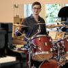 Das Schlagzeug ist die große Liebe des jungen Diplom-Musiklehrers Daniel Ort. In seinem „Ort der Musik“ in Mönchstockheim bringt er seinen Schülern aber auch Klavier, Keyboard, Akkordeon, Saxofon und Klarinette bei.