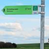 Grüne Schilder weisen den Weg wie hier in der Nähe des Wetterkreuzes.