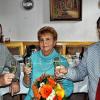 Wo alles begann: In ihrer Rienecker Weinstube stoßen Werner und Maria Zügner mit Bürgermeister Wolfgang Küber (rechts) auf das Fest der Goldenen Hochzeit an.