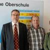 (nrg)   Im Rahmen des VWL-Unterrichts war Markus Schiller, Leiter der Bundesbankfiliale in Würzburg, für einen Vortrag zu Gast an der Beruflichen Oberschule Marktheidenfeld. Vor rund 90 Schülern aus vier FOS/BOS-Wirtschaftsklassen erläuterte er zunächst den Aufbau und die Funktion der Deutschen Bundesbank. In der Folge wurden die geldpolitischen Instrumente der Europäischen Zentralbank (EZB) zur Erhaltung der Stabilität des Preisniveaus beleuchtet. Ein weiterer Schwerpunkt der 90-minütigen Präsentation waren die aktuellen Maßnahmen der EZB zur Bekämpfung der deflationären Entwicklung in der Eurozone. Von links: Markus Schiller sowie Fred Strauß, Hanna Fluhrer und Klaus Burkhart von der Fachschaft Wirtschaft an der FOS/BOS Marktheidenfeld.