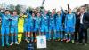 Die U-17-Kreismeister (von links): Nico Wagner, Nico Keidel, Simon Weininger, Severo Sturm, Yannick Prozeller, Julian Schneider, Lukas Schneider, Noah-Ferenc Lehner, Mike Adrow, Lukas Behringer, Tresor Mbala, Julius Würzler, Kai Langer, Bartek Krol, Yannick Bialas, Spielleiter Claus Höpfner und der stellvertretende Landrat Waldemar Brohm. Es fehlen die WFV-Trainer Sergej Johannes und Julian Herrmann.