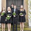 (sn)   Drei Mädchen, und ein Junge wurden am Sonntag in Junkersdorf in der St. Veitskirche konfirmiert. Pfarrerin Claudia Winterstein führte die Konfirmandinnen und den Konfirmanden zum Tisch des Herrn und feierte mit ihnen das Abendmahl. Von links stehen vor dem Kirchenportal Vanessa Köttler, Emelie Köttler, Julian Schmidt und Laura Häfner.