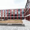 Kräftiges Rot und große Fensterflächen dominieren die Fassade des neuen Wohnheims am Hubland.