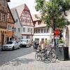 (cop)  Wer aus Richtung Mainfrankenpark nach Dettelbach fährt, ahnt nicht, was sich im malerischen Maintal versteckt, bis plötzlich die markanten Türme der Stadtpfarrkirche auftauchen. Schmale, kopfsteingepflasterte Gassen, Fachwerk und die Weinberge prägen das Stadtbild. Aus diesem Grund hat die Stadtverwaltung 2015 zum Fotowettbewerb „Unser Dettelbach“ aufgerufen, teilt das Kultur- und Kommunikationszentrum Dettelbach (KuK) mit. Diesem Aufruf seinen 16 Teilnehmer gefolgt: Dettelbacher, Kitzinger und Hobbyfotografen aus der näheren Umgebung. Die Bilder konnten vielfältiger nicht sein, sodass die Auswahl der Gewinner schwer gefallen sei. Am Ende hat der Neu-Dettelbacher Jürgen Walterschen den ersten Platz (Foto) vor dem Kitzinger Rudolf Krauß und der Dettelbacherin Gerlinde Schadel belegt. Diese sind neben anderen Fotos nun in der Zeit von Montag, 18. April, bis Samstag, 28. Mai, in einer Ausstellung im KuK.Dettelbach zu sehen. Die ausstellenden Fotografen und die Stadt Dettelbach laden am Samstag, 16. April, um 19 Uhr ins Kultur- und Kommunikationszentrum zur Vernissage ein.