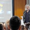 Der Autor und Regisseur Joachim Masannek plauderte mit den Kindern der Röthleiner Grundschule über Mutproben und die „Wilden Kerle“.