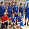 (pm)  Der Basketball-Nachwuchs des TSV Lohr holte sich in der abgelaufenen Saison ungeschlagen die U-16-Kreisliga-Meisterschaft (männlich/mixed). Beim Saisonfinale gegen Verfolger TB Arnstein setzten sich die TSV-Youngster in einem spannenden „Endspiel“ mit 67:55 durch, nachdem sie zur Pause noch 26:35 zurückgelegen waren. Die Siegermannschaft: (hinten von links) Max Kriegbaum, Johannes Schüll, Jacob Feller, Luca Siegler, Jonas Donat, Benjamin Glück, (vorne von links) Trainer Guido Forthofer, Antonia Egert, Franka Seubert. Zum Team gehörten außerdem Jasmin Gottschalk, Pauline Hanne, Kilian Kriegbaum und Lukas Roth.