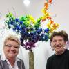 Bürgermeisterin Sabine Lutz (links) freut sich über den regenbogenbunten Blickfang im Bürgerbüro, den Künstlerin Eva Treutlein der Gemeinde als Dauerleihgabe überlässt.