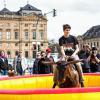 (gmv)   Konzentration und Geschicklichkeit waren gefragt, um beim Bullriding im Sattel zu bleiben. Und das war nur ein Angebot zur 25-Jahr-Feier des Jugendzentrums Bechtolsheimer Hof – allerdings durchaus augenfällig, denn „geritten“ wurde vor der Kulisse der Residenz. Außerdem wurde geskatet, es gab Kicker- und Billiardturniere sowie jede Menge unplugged Konzerte. Das Jugendzentrum hat sich etabliert. Manchmal sind es zwar nur 25 Jugendliche, die sich im Jugendcafé treffen. Doch gibt es auch Tage, in denen der b-hof auch unter der Woche voll ist. Bis zu 75 Jugendliche sind dann zugange. Und auch dass die Jugendlichen das Zentrum nutzen, um Schularbeiten zu machen, ist durchaus üblich.