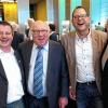 Etwas verwackelt, dafür mit hohem Promi-Faktor: Fußball-Legende Uwe Seeler (Zweiter von links) mit Christoph Don (links) und Marco Kuhn (Zweiter von rechts) vom FV Oberlauda. Mit Eberhard Münch vom Nord FV (rechts) und Seeler plauderten sie bei der Preisübergabe durch die Sepp-Herberger-Stiftung in Mannheim.