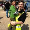 Christian Ludwig bei einem seiner Einsätze auf Chios. Hier ist er mit dem kleinen Ali zu sehen, der zweijährige Bruder des Jungen kam bei der Flucht übers Meer ums Leben.  MOBILE FLÜCHTLINGSHILFE