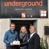 (gmv)   Die Firma Hemrich Hausverwaltungs-KG hatte 2015 wieder auf Weihnachtswerbegeschenke für ihre Geschäftspartner verzichtet und stattdessen eine Tombola veranstaltet. So kamen 347 Euro zusammen. Dieser Betrag wurde von Gertrud Hemrich, Geschäftsführerin und Komplementärin der Firma Hemrich Hausverwaltungs-KG (im Bild rechts) mehr als verdoppelt auf 750 Euro. Das Geld ging nun als Spende an das „Underground“ Würzburg, welche damit eine Duschwand für Bedürftige anschaffen wollen. Mit im Bild (links) Stefan Müller (Underground) und Natascha Fehrer (Hemrich Hausverwaltungs-KG).