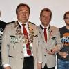 Schützenvereinschefin Jennifer Herklotz (links) gratulierte dem neuen Königshaus der Sälzer Schützen. Im Bild (weiter von links) erster Ritter Steffen Koch, Schützenkönig Dieter Göppner, zweiter Ritter Peter Gmeiner, zweiter Jugendritter Florian Pohensky, Jugendritter Simon Breunig und erster Jugendritter Sebastian Geis.FOTO: Andreas Sietz