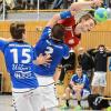 Unsanft gestoppt: Die Schweinfurter Paul Möslein (links) und Alexander Bisch bremsen den Vorstoß von Partensteins Niklas Grundler (am Ball).