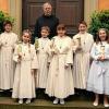 (rt)   „Ich bin der Weinstock, ihr seid die Reben“, war das Motto der Erstkommunionkinder von Reupelsdorf. Den Gottesdienst zelebrierten Pfarrer Matthäus Sandrock (im Bild) und Diakon Karl Leierseder. Die Band des Egbert Gymnasiums Münsterschwarzach hat die Feier mitgestaltet, so die Mitteilung der Pfarrei an die Presse. Zur Erstkommunion gingen diese Kinder: Philipp Meyer (von links), Lea Rügamer, Nico Singer, Sophia Barthel, Tobias Winkler und Katharina Müller.