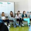„Bloßgestellt“ heißt das Planspiel, das drei Mitarbeiterinnen des Landratsamts Würzburg für Schulen konzipiert haben. Darin geht es um das so genannte Cybermobbing, das Schikanieren von Einzelnen im Internet. Ochsenfurter Realschüler sollten dadurch lernen, sich in die Situation von Betroffenen hineinzufühlen.