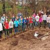 (rte)   In einer Gemeinschaftsaktion errichteten die Kinder der Mittagsbetreuung der Grundschule Kirchheim einen Weidentunnel am Spielplatz in Gaubüttelbrunn. Wie die Gemeinde mitteilt, konnten die Kinder nach Vorarbeiten durch Mitarbeiter des Bauhofs unter der Anleitung von Uli Schwertberger vom Obst-und Gartenbauverein den Tunnel errichten. Dazu mussten Weidenzweige geschnitten, verknotet und bearbeitet werden. Das machte den Kindern großen Spaß, die Schaufeln für die Erdarbeiten waren heiß begehrt. Unterstützung beim Bau des Tunnels erhielten die Kinder dabei von den Betreuerinnen und von Bürgermeister Björn Jungbauer. Dieser dankte den Kindern mit einer Pausenstärkung und Getränken. Die Errichtung des Weidentunnels bildet den Abschluss der Umgestaltung des Spielplatzes. Die Mitarbeiter des Bauhofs haben in Zusammenarbeit mit dem örtlichen Spielplatzbauer Holger Schwarz eine neue Tunnelhöhle errichtet und den Spielhügel samt neuer Rutsche umgestaltet. Bis der Spielplatz genutzt werden kann brauchen die Kinder aber noch etwas Geduld, da dieser nun noch bepflanzt werden soll.    Foto: Gemeinde
