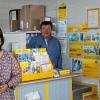 (vie)   Vor 20 Jahren wurde in Weyersfeld im Autoaus Baumbach eine der ersten Partnerfilialen der Deutschen Post eröffnet. Der Betreuer Robert Schäfer kam anlässlich dieses Ereignisses am Samstag auf einen Besuch bei Inhaber Helmut Baumbach und seinem Team im Autohaus Baumbach vorbei. Heutzutage sei es nicht selbstverständlich, über so eine lange Zeit das Vertrauen der Kunden zu halten, stellte Schäfer fest. Auch dafür, dass jede Entwicklung der Deutschen Post mitgemacht wurde, wusste er zu schätzen. Bürgermeister Martin Göbel sprach stellvertretend für die Gemeinde Karsbach seinen Dank aus; er sei stolz, so eine Institution vor Ort zu haben. Als Dankeschön gab es von der Deutschen Post eine Urkunde und Bögen mit individuell angefertigten Briefmarken.