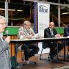 Deutschlehrer Christian Theiss begrüßte Krimiautor Günter Huth, Bürgermeister Jürgen Lippert und den Bundestagsabgeordneten Bernd Rützel zum Welttag des Buches (von links).
