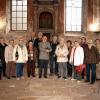Vor dem ehemaligen Toraschrein stellten sich die Seniorenkreisleiter zu einem Erinnerungsfoto auf. In der Mitte: zweiter Vorsitzender des Fördervereins Synagoge  Memmelsdorf, Herbert Becker (mit Buch), rechts neben ihm der Vorsitzende des Seniorenforums des Dekanates Haßberge, Bereich Ebern, Bruno Deublein.